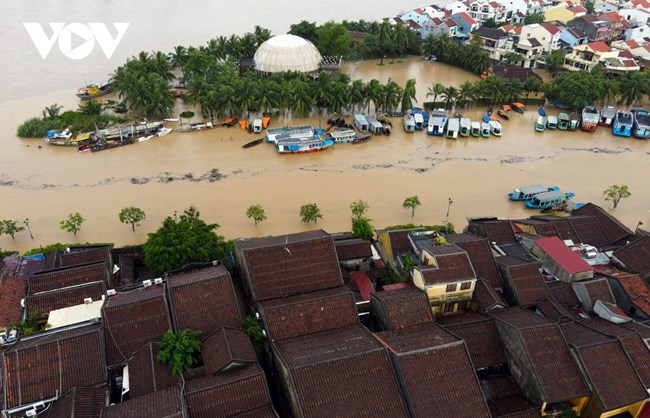 Ứng phó mưa lũ ở các tỉnh miền Trung (13/10/2020).